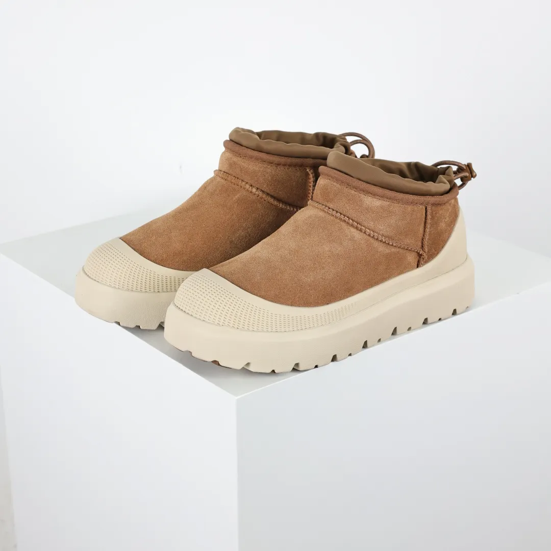 Copy price 💰700 Core recommendation Good price It is a very suitable choice for home furnishings. In recent years, uug has launched a series of styles, which are partial to the preferences of young consumers and have also moved to the forefront of fashion trends. Shoe material: water-repellent coated suede upper, 17mm UGGPURE™ implantable wool insole, lightweight non-slip and comfortable rubber outsole, with brand LOGO and trademark. Comes with a full set of packaging. Size: 35 36 37 38 39 40 41 42 43 44 45